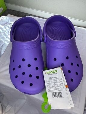 CROCS Kids Classic Clog in Bright Purple